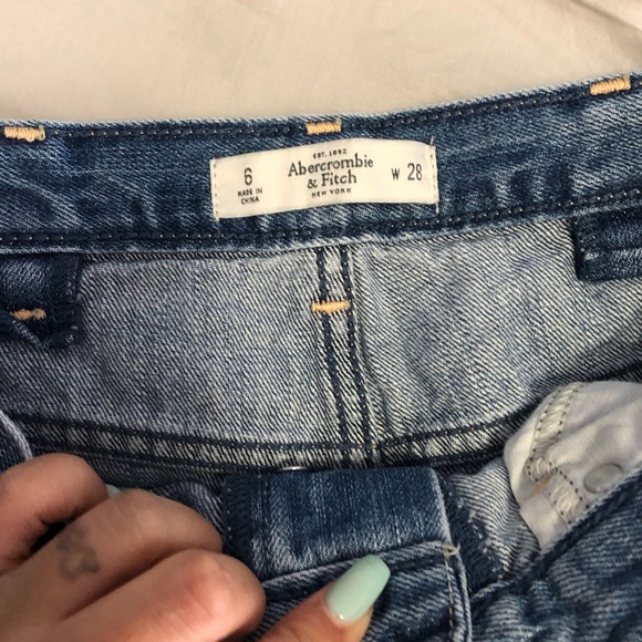 ❌SOLD❌Abercrombie & Fitch Distressed Jean Shorts - Picture 3 of 4